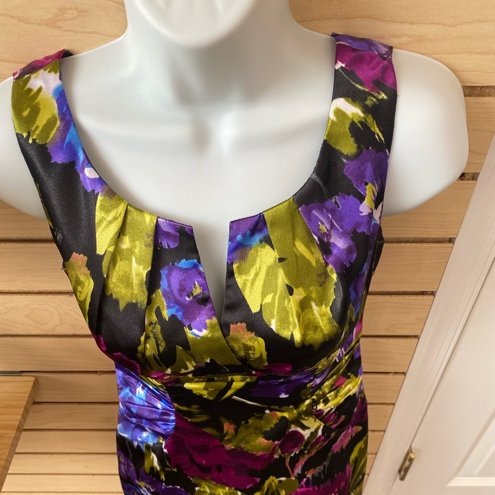 Adrianna Papell Petite TROPICAL fitted deep toned floral sheath. Size 2 P